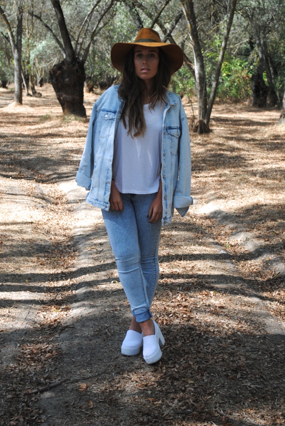 denim and white look 